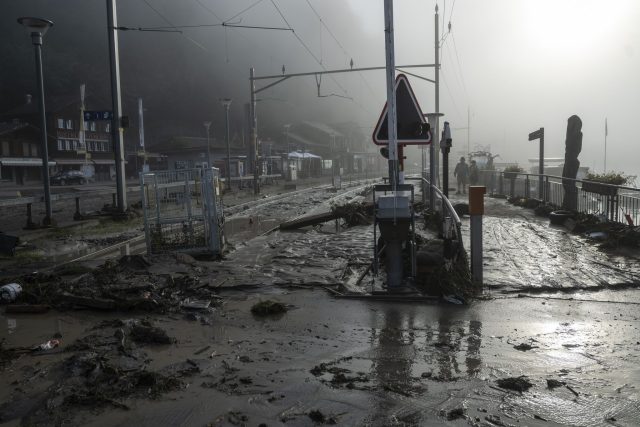 Trümmer und Schlamm am Bahnhof von Brienz. Auch die Gleise wurden durch das Unwetter beschädigt.