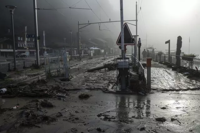 Trümmer und Schlamm am Bahnhof von Brienz. Auch die Gleise wurden durch das Unwetter beschädigt.