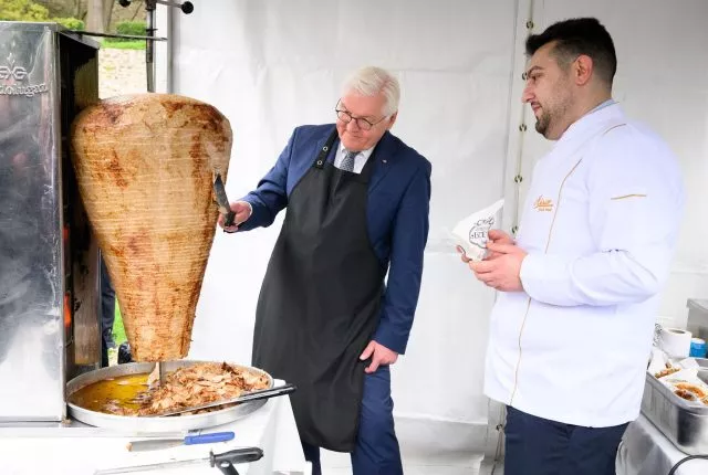 Auch ein Döner-Fan: Bundespräsident Steinmeiner brachte in diesem Jahr sogar einen Berliner Dönerspieß mit zu einem Türkei-Besuch. (Archivbild)