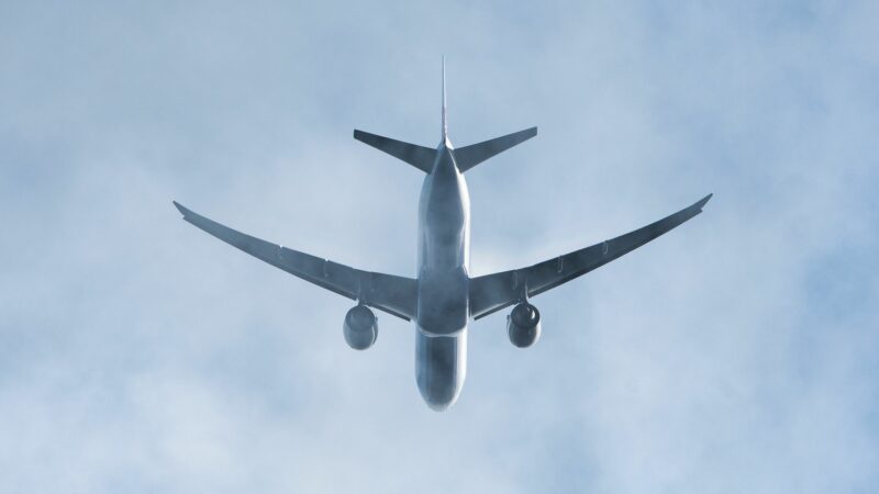 Ein Passagierflugzeug befindet sich im Landeanflug. (Symbolbild)