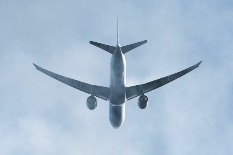Ein Passagierflugzeug befindet sich im Landeanflug. (Symbolbild)