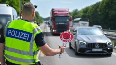 Zurückweisungen an den Grenzen sind nach CDU-Auffassung umsetzbar, falls EU-rechtlich problematisch, dann durch Erklärung einer „nationalen Notlage“. (Archivbild)