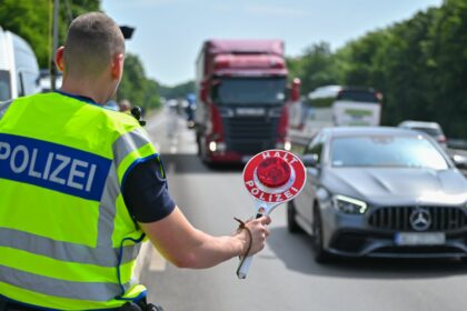 Zurückweisungen an den Grenzen sind nach CDU-Auffassung umsetzbar, falls EU-rechtlich problematisch, dann durch Erklärung einer „nationalen Notlage“. (Archivbild)