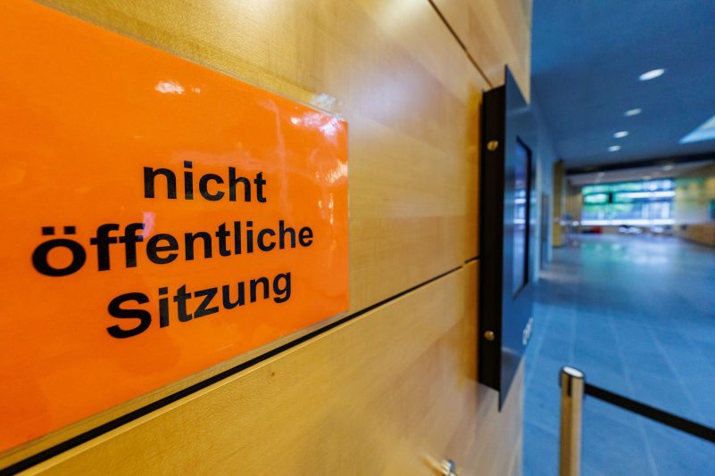 Nach einem tödlichen Kopfschuss auf einen Mitschüler an einer Schule in Unterfranken ist ein 15-Jähriger wegen Mordes zu einer Jugendstrafe von acht Jahren und sechs Monaten Haft verurteilt worden. (Archivfoto)