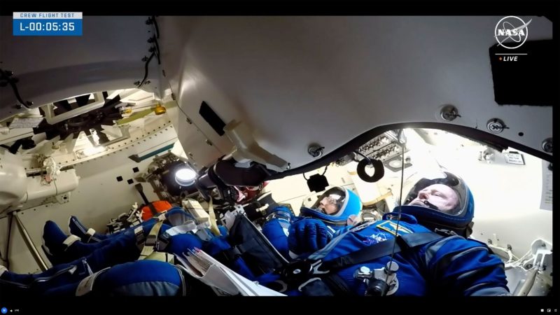 Auf dem von der Nasa veröffentlichten Foto warten die Nasa-Astronauten Butch Wilmore (r) und Suni Williams auf den Start in der Boeing «Starliner»-Kapsel im Space Launch Complex 41. (Archivbild)