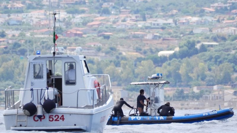 Taucher der italienischen Polizei stehen auf einem Festrumpfschlauchboot in der Nähe des Untergangsort der «Bayesian».