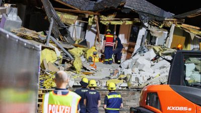 Einsatzkräfte räumten zur Bergung der zweiten Leiche Trümmer beiseite.