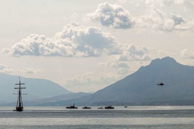 Rettungskräfte und Spezialtaucher sind an der Unglücksstelle im Einsatz.