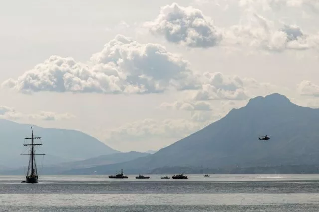 Rettungskräfte und Spezialtaucher sind an der Unglücksstelle im Einsatz.