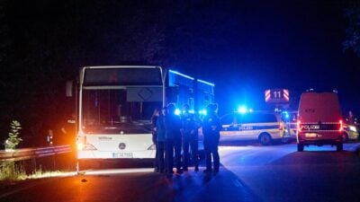 Einsatz in Siegen: Eine Frau verletzt fünf Menschen in einem Bus.