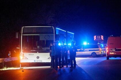 Einsatz in Siegen: Eine Frau verletzt fünf Menschen in einem Bus.