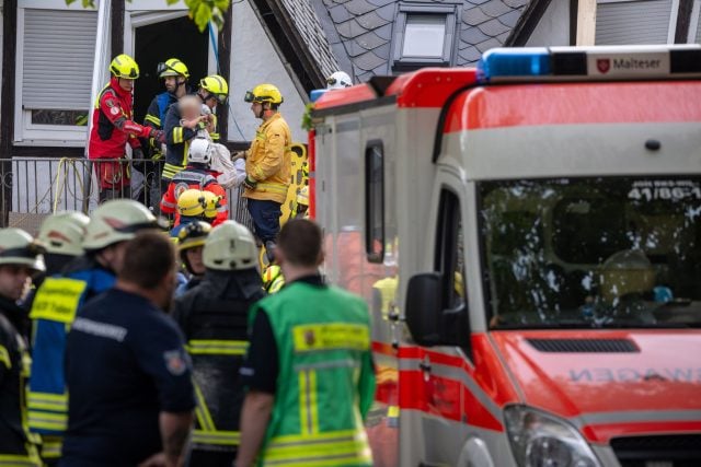 Retter können nur unter größter Vorsicht das Gebäude betreten. 