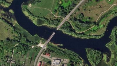 Satellitenfoto einer zerstörten Brücke über den Fluss Sejm in der russischen Region Kursk.