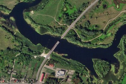 Satellitenfoto einer zerstörten Brücke über den Fluss Sejm in der russischen Region Kursk.