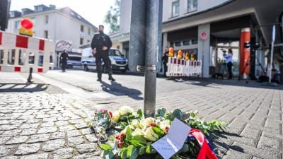 Blumen liegen in der Nähe des Tatorts in Solingen.