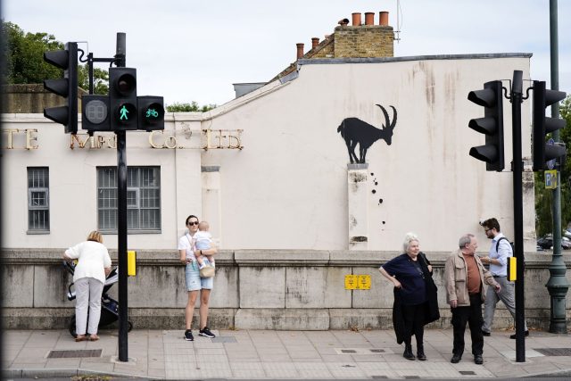 Manch ein Banksy-Fan sah in dem Steinbock ein Symbol für die rechtsextremistischen Ausschreitungen im Land.