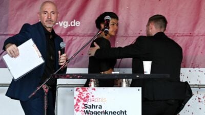 Wagenknecht bei Wahlkampfauftritt mit Farbe bespritzt.