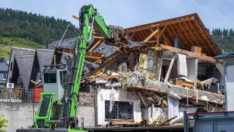 Das Hotel wird nach dem Einsturz Stück für Stück abgerissen.