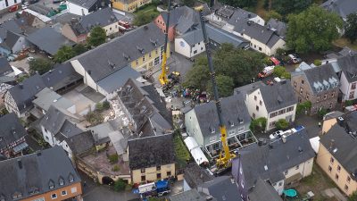 Blick auf das Unglück: Eine Luftaufnahme zeigt das teilweise eingestürzte Hotel in Kröv.