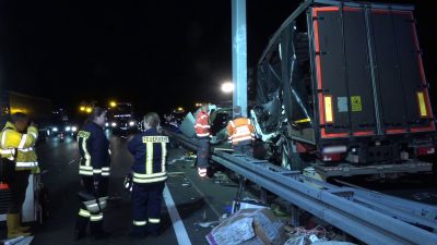 Gegen Betonpfeiler gerast: Zwei Tote bei Lastwagenunfall