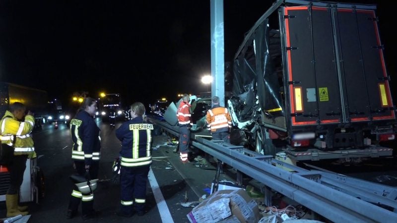 Ein Lastwagen rammt den Betonpfeiler einer Schilderbrücke auf der A2, zwei Menschen sterben.