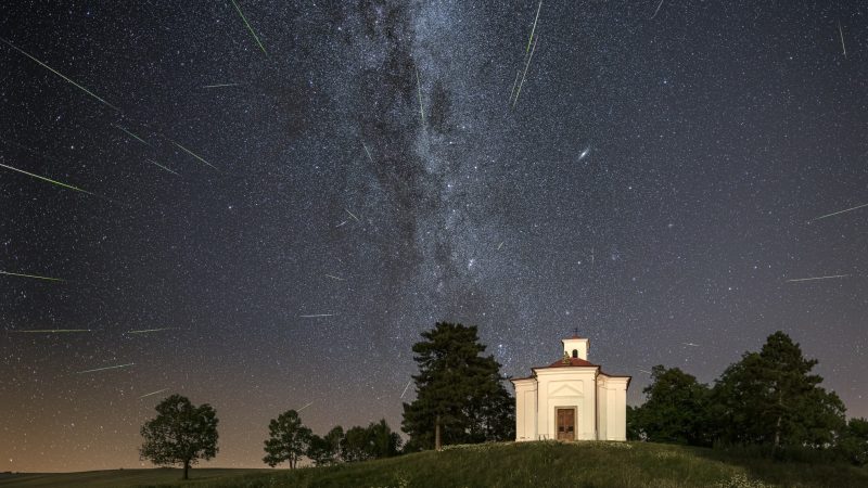 Meteoritenschwarm der Perseiden über der Kapelle St. Urban in Slavkov u Brna (Austerlitz) Tschechien. Die Komposition besteht aus 45 Bildern und zeigt den vermeintlichen Ursprung der Sternschnuppen im Sternbild Perseus. Foto: Michal.danes, CC BY-SA 4.0