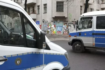 Schüsse auf Berliner Straße: Unbekannter greift Passanten an