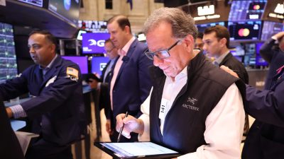 NEW YORK, NEW YORK - AUGUST 06: Traders work on the floor of the New York Stock Exchange during morning trading on August 06, 2024 in New York City. Stocks opened up slightly up in the three major indexes a day after the Dow Jones and the S & P 500 had their worst day of trading since 2022, amid a global market sell-off centered around fears of a U.S. recession. (Photo by Michael M. Santiago/Getty Images)