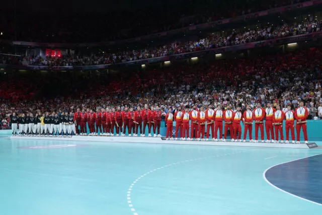 Manch Siegertreppchen hat seeehr breite Stufen: Obwohl der zweite Platz der deutschen Handballherren nur einmalig im Medaillenspiegel auftaucht, erhalten selbstverständlich alle 15 Sportler eine Medaille.