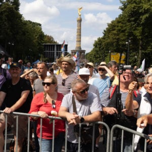 Tausende „Querdenker“ in Berlin: Teilnehmer demonstrieren für Frieden und Grundrechte