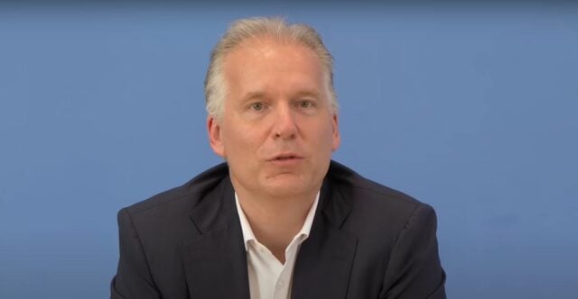 Sebastian Fischer, der Pressesprecher des Auswärtigen Amtes, am 7. August 2024 auf der Bundespressekonferenz. Foto: Bildschirmfoto/YouTube/Jung & Naiv