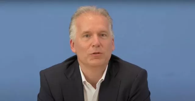 Sebastian Fischer, der Pressesprecher des Auswärtigen Amtes, am 7. August 2024 auf der Bundespressekonferenz. Foto: Bildschirmfoto/YouTube/Jung &amp; Naiv