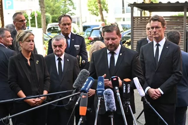 Nach dem tödlichen Messerangriff von Solingen spricht der Solinger Oberbürgermeister Tim Kurzbach (2.v.r.) neben Nordrhein-Westfalens Ministerpräsident Hendrik Wüst (r) und NRW-Innenminister Herbert Reul (2.v.l.) bei einem Pressestatemnt.