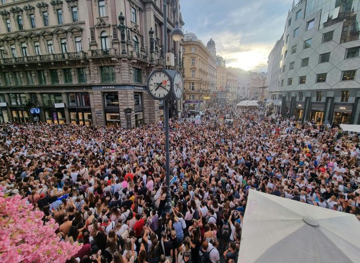 Nach der Absage der Konzerte versammelten sich Swift-Fans In der Wiener Innenstaft. (Archivbild)