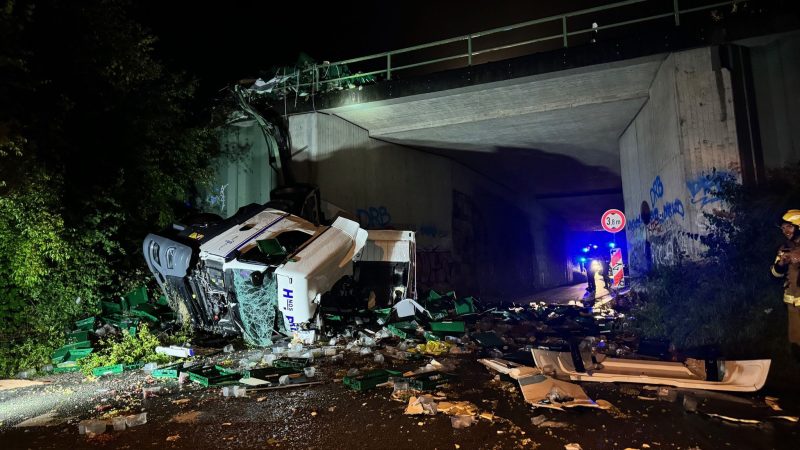 Ein Lkw ist von einer Autobahnbrücke auf eine darunterliegende Straße gestürzt.