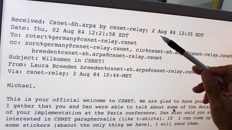 Kein Hallo, eher schnörkellos: Das ist die erste E-Mail die jemals in Deutschland ankam. (Archivbild)