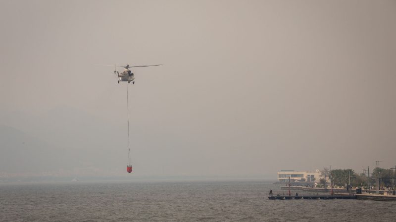 Tausende Einsatzkräfte bemühen sich, den Waldbrand bei Izmir unter Kontrolle zu bekommen.