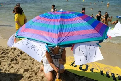 Gegner des Massentourismus demonstrieren am Ballermann