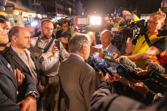 NRWs Innenminister Herbert Reul macht sich in Solingen ein Bild vor Ort und gibt der Presse ein Statement.