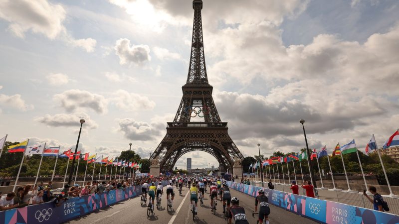 Das Feld des olympischen Straßenrennens am Eiffelturm