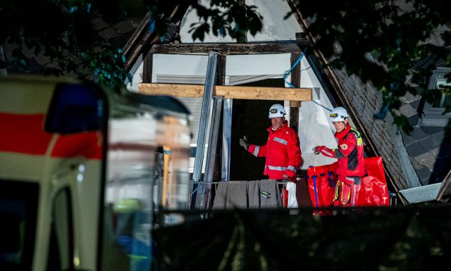 Kurz bevor die letzte lebende Person gerettet wurde, stüzten Kräfte das Gebäude nochmal mit Holzbalken.