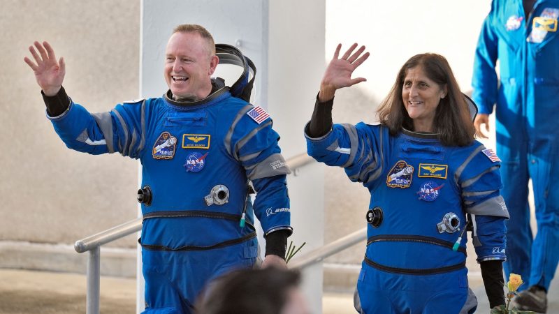 Vor dem Start zeigten sich Butch Wilmore (l) und Suni Williams noch gutgelaunt. (Archivbild)