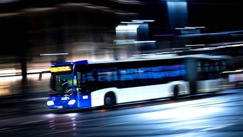 Das haben die Fahrgäste wohl nicht erwartet: Ein 15-Jähriger stibitzt einen Bus und fährt durch Bremen. (Symbolbild)