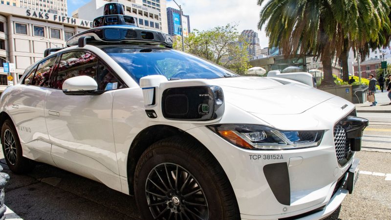 Waymos Robotaxis reagierten mit Hupen, wenn ein ihnen ein anderes Auto zu nahe kommt. Doch auf einen Parkplatz hupten sich die selbstfahrenden Autos gegenseitig an. (Archivbild)