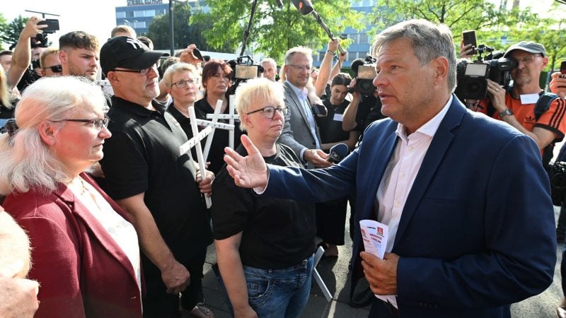 Habeck trifft Vertreter des Betriebsrats von Stiebel Eltron. Bei dem Wärmepumpen-Hersteller droht ein Stellenabbau.