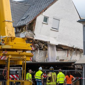 Hotel an der Mosel eingestürzt: Zwei Tote, vier Menschen geborgen, noch drei unter Trümmern