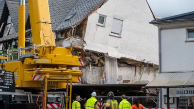 Hotel an der Mosel eingestürzt: Zwei Tote, vier Menschen geborgen, noch drei unter Trümmern