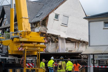 Hotel an der Mosel eingestürzt: Zwei Tote, vier Menschen geborgen, noch drei unter Trümmern