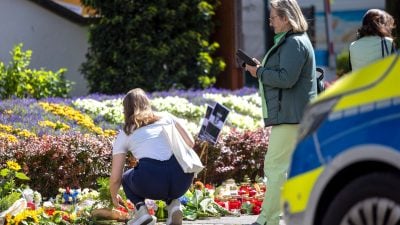 Vor der Kirche in der Nähe des Tatorts ist ein Blumenmeer entstanden.