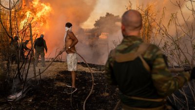 Auch Freiwillige sind im Kampf gegen die Flammen im Einsatz